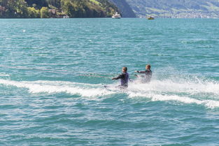 kaiyun体育综合-“快艇冲浪：东三叉湖赛场极速角逐，掀起水上运动的新浪潮”